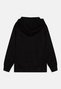 Felpa nera con cappuccio grande, polsini e vita a costine. Realizzata in tessuto morbido con una texture liscia e senza loghi o motivi visibili.