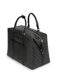 Čierna cestovná taška so vzorom a koženými akcentmi, vybavená dvoma úchytkami, zipsovým uzáverom a zadnou kapsou na uskladnenie.