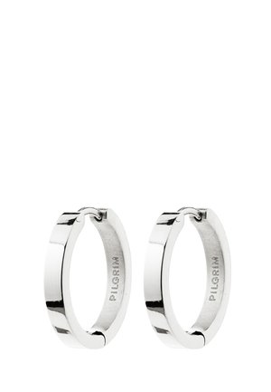 Par polerede sølvøreringe med hængselfastgørelse, graveret med mærkenavnet "PILGRIM" indvendigt.