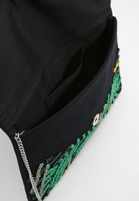 Svart tygväska med färgglad texturerad broderi i grön, gul och grå. Har en silvrig kedja och knappstängning, med innerfickor.