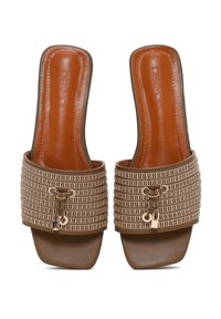 Sandales en cuir brun avec un dessus tissé texturé, accessoires en or et une semelle intérieure brune lisse. Conception ouverte à l'avant et à l'arrière.