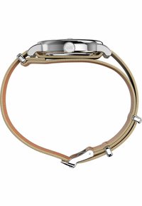 Montre en acier inoxydable avec un boîtier rond en argent, un bracelet en tissu beige avec des accents orange, et des éléments en métal pour le réglage et un maintien sécurisé.