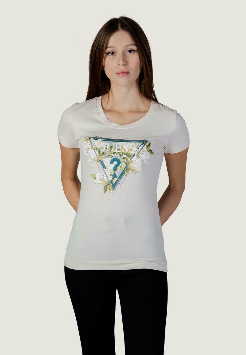 T-shirt blanc à manches courtes avec un motif floral triangulaire en vert et bleu, accompagné d'un texte et d'un point d'interrogation au centre.