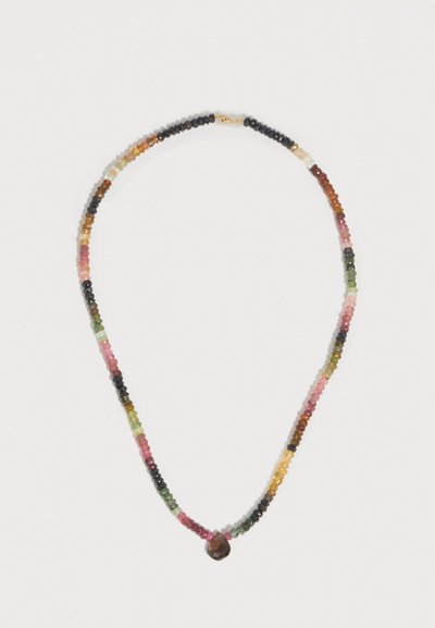 Collier multicolore en perles avec de petites perles rondes et un pendentif foncé en forme de goutte au centre, sécurisé par un fermoir doré.