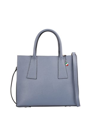 Graue strukturierte Lederhandtasche mit zwei Henkeln, einem abnehmbaren Schulterriemen und einem kleinen Reißverschluss-Anhänger mit italienischer Flagge.