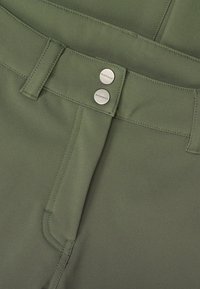 Pantalons vert olive avec une texture lisse, dotés de deux boutons métalliques à la taille et de coutures soignées le long des coutures.