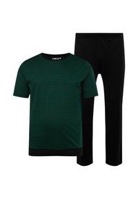 Grön- och svartrandig t-shirt med kort ärm, i kombination med svarta mjuka byxor med rund halsringning och elastisk midja.