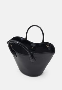 Sort læder bucket taske med en glat tekstur, rund form, to håndtag og en trykknaplukning i toppen. Indvendigt er der god plads.