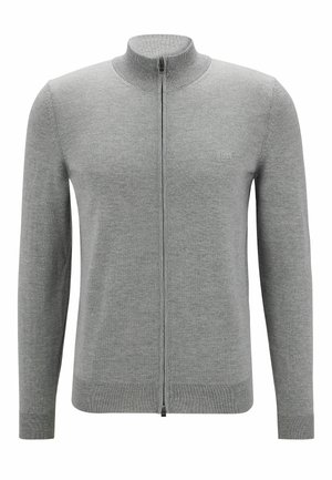 Maglione grigio con zip e colletto alto, realizzato in morbido tessuto a maglia. Presenta una vestibilità slim, polsini a coste e un delicato logo sul petto.