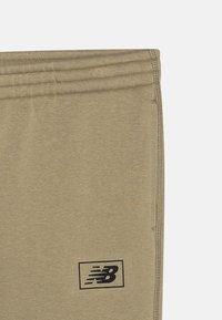 New Balance ESSENTIALS BRUSHED BACK PANT UNISEX - Träningsbyxor - fatigue green