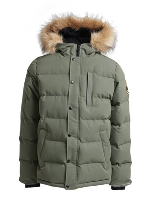 Giacca a vento imbottita in verde oliva con cappuccio bordato in pelliccia sintetica, design imbottito, tasche laterali e polsini interni neri. Presenta bottoni a scatto.