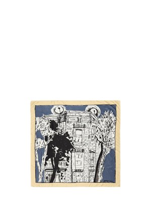 Kwadratowa apaszka z artystycznym szkicem wielopiętrowego budynku między dwoma drzewami, beżowa ramka i niebieskie tło.