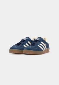 adidas Originals GAZELLE INDOOR - Sporta apavi - night indigo/off white/gold metallic