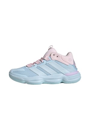 Jasnoniebieski i różowy sportowy sneaker z siateczkowym wierzchem, sznurowanym zapięciem, wyściełanym kołnierzem i grubą amortyzowaną podeszwą, pokazany z zewnętrznej strony.