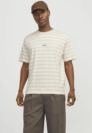 Stribet t-shirt i lys beige og creme, lavet af blødt bomuld. Har korte ærmer og et lille "Originals" logo på brystet.