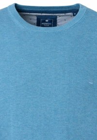 Jasnoniebieski sweter dzianinowy z klasycznym okrągłym dekoltem. Posiada delikatny wzór teksturalny oraz małe logo na piersi.