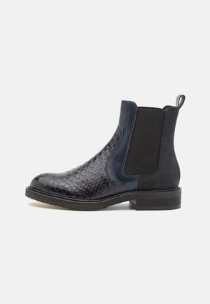 Schwarzer Chelsea-Stiefel mit strukturiertem Schlangenledermuster vorne, glattem Leder hinten, elastischem Seitenteil, Zuglasche und niedrigem Blockabsatz.