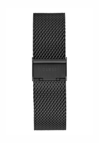 Schwarzes Mesh-Uhrenarmband mit strukturierter Oberfläche und Metallverschluss. Es verfügt über eine glatte Oberfläche mit einem dezenten, geprägt eingearbeiteten Logo am Verschluss.