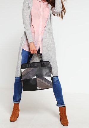 Borsa tote nera in pelle con toppe geometriche in tonalità di grigio e bianco. Manici doppi, forma strutturata e finitura testurizzata.