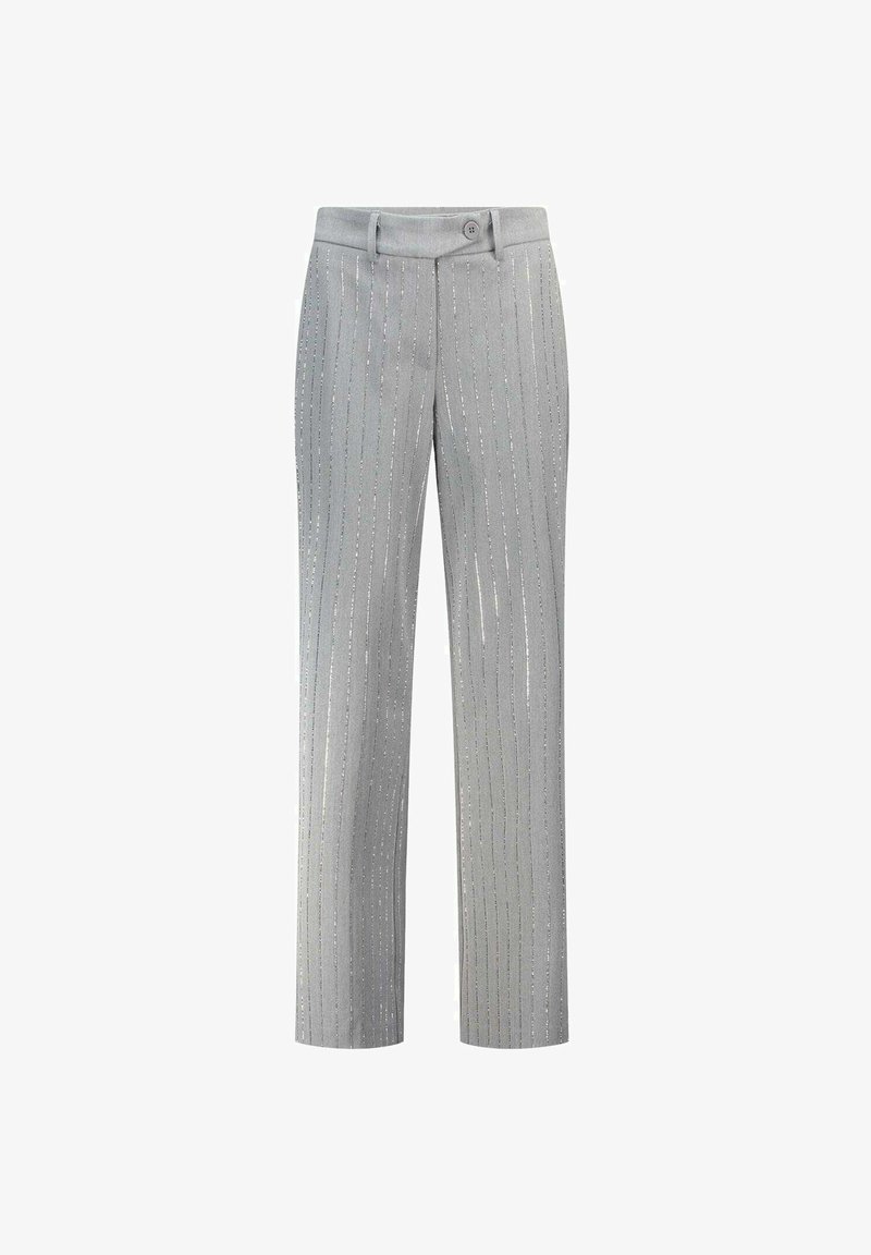 Pantaloni grigi chiari con strisce verticali e dettagli argentati, dotati di chiusura con bottone e design a gamba dritta. Texture liscia.