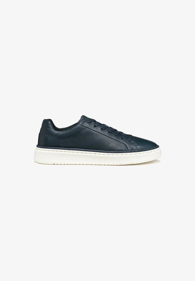Sneakers in pelle blu scuro con texture liscia, design a profilo basso, punta tonda e suola in gomma bianca. Presentano lacci piatti e cuciture minime.