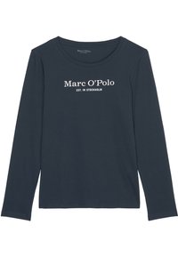 T-shirt a maniche lunghe di colore blu navy in cotone, con scollo rotondo e scritta bianca "Marc O’Polo EST. A STOCCOLMA" sul davanti.