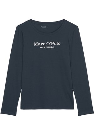 Langärmliges, navy-blaues T-Shirt aus Baumwolle mit rundem Halsauschnitt und weißem Text auf der Vorderseite: "Marc O’Polo EST. IN STOCKHOLM".