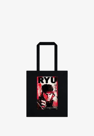 Sort shopper taske med et rød og hvidt motiv af Ryu fra Street Fighter med knyttet næve og fed skrift "RYU" samt japanske tegn.