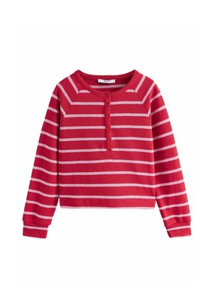 Chemise rouge à manches longues avec des rayures horizontales rose clair, encolure ronde et patte de boutonnage à l'avant avec cinq boutons.