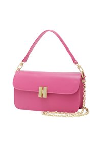 Rosa Handtasche aus Kunstleder mit einem goldenen Kettenriemen, magnetischem Verschluss und rechteckiger Form; verfügt über ein dezentes geprägtes Logo auf der Vorderseite.