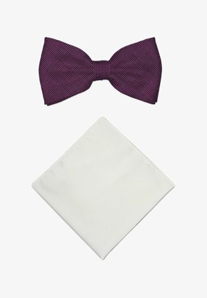 Paarse gestructureerde vlinderdas gecombineerd met een eenvoudige witte gevouwen pochet op een witte achtergrond.