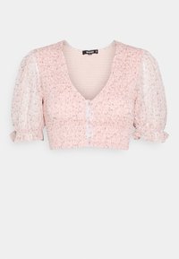 Blouse courte rose avec corsage smocké, manches bouffantes fleuries en voile transparent, boutons sur le devant et encolure en V.