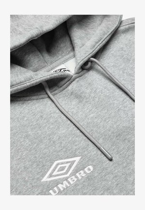 Hanorac gri cu glugă, realizat dintr-un material moale și texturat. Dispune de o glugă cu șnur și un logo alb brodat pe față.