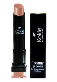 Krämig läppfärg i ett cylindriskt svart rör med en rosafärgad bullet. Förpackningen har vit text på svart bakgrund.