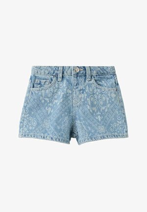 Short en denim bleu clair avec un motif paisley subtil, fermeture à boutons sur le devant, passants de ceinture et deux poches avant.