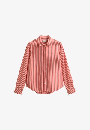 Chemise à manches longues à rayures verticales rouges et blanches avec col et poignets, comportant un petit logo sur la poitrine sur un fond blanc.