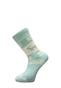 Hellblauer gestrickter Socke mit einem dekorativen weißen Muster, das Schneeflocken und Rentiere zeigt. Rippbündchen und glatte Textur.