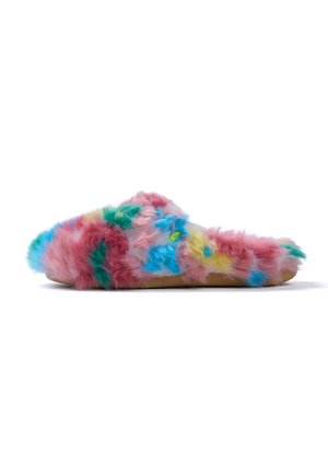 Zapatilla sin talón con piel peluda multicolor en rosa, azul, verde y amarillo, con suela plana marrón, mostrada de lado.