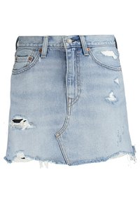 Jupe mini en denim bleu clair usé avec ourlet effiloché, fermeture à boutons à l'avant, passants de ceinture et détails déchirés sur les poches et les côtés.