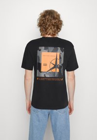 Jack & Jones JCOFILO  CREW NECK - Nyomott mintás póló - black