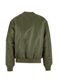 Giacca bomber verde oliva con una texture lucida e liscia, polsini e orlo a costine, e colletto arrotondato. Presenta una vestibilità rilassata e ampia.