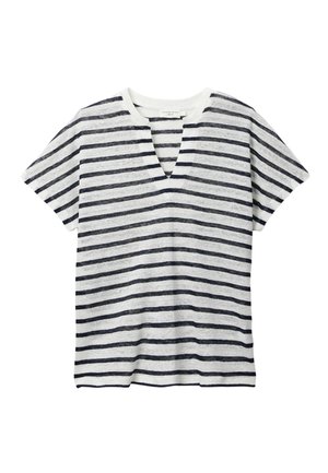 Chemise blanche à manches courtes avec des rayures horizontales noires et une encoche en V au niveau de l'encolure arrondie.