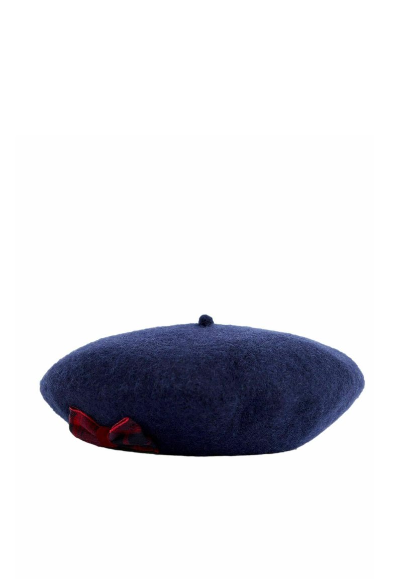 Berretto di feltro blu navy con forma arrotondata, dotato di un piccolo bottone superiore e un nastro a tartan rosso come dettaglio laterale.