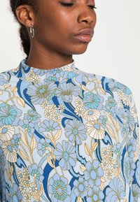 Monki Vestido de dia - blue dusty light bigretro