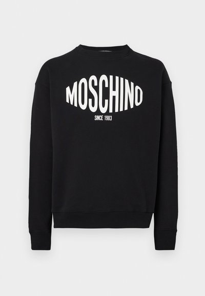 Μαύρο φούτερ με λευκό λογότυπο «MOSCHINO» και την επιγραφή «SINCE 1983» από κάτω. Κλασικός στρογγυλός γιακάς και ριμπ μανσέτες. Μαλακή υφή υφάσματος.