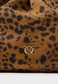 Borsa a tracolla in suede marrone con stampa leopardata, caratterizzata da una superficie testurizzata e un accento in metallo dorato con logo. Design compatto con motivo distintivo.