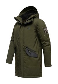 Jachetă parka de culoare verde măsliniu, cu glugă căptușită cu blană faux, detalii cu buzunare cu fermoar și o broderie texturată pe mânecă. Material rezistent la apă.