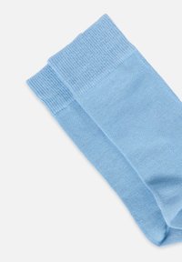 Jasnoniebieskie skarpetki z prążkowanym mankietem. Wykonane z miękkiego materiału o gładkiej teksturze. Klasyczny kształt zapewniający wygodę i dopasowanie.