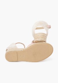 Geweven espadrille-sandalen met een roze accent en open achterkant, voorzien van een gestructureerde tan rubberen zool en een verstelbare enkelband.