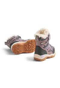 Lila-schwarze wasserdichte Stiefel mit Fellfutter, Klettverschlüssen und einer strukturierten Gummisohle mit geometrischen Profilmustern.